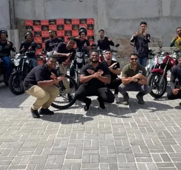 Grupo de motociclistas reunidos com suas motos em evento da Aladdin Motos