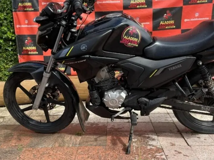 Yamaha Factor 150 2026 preta com adesivo da Aladdin Motos no tanque