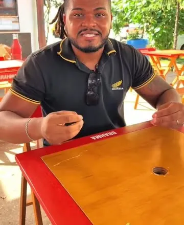 Gilvan Santana, fundador da Aladdin Motos, sorrindo com camisa polo da Honda
