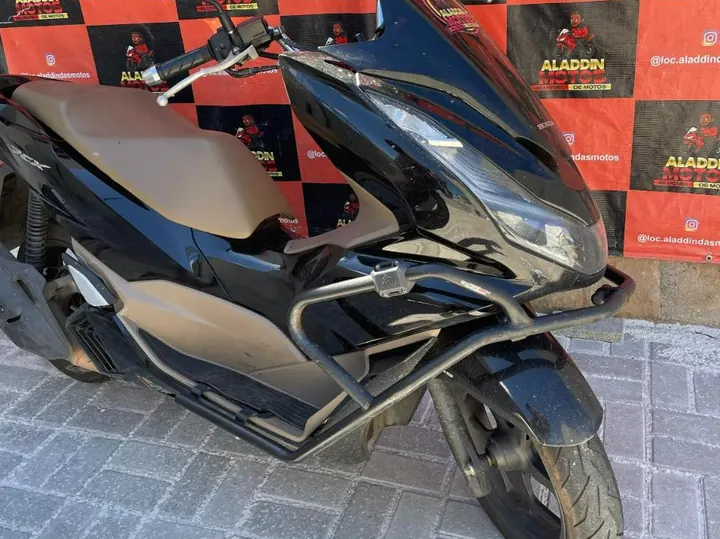 Honda PCX 160 DLX preta com protetor em frente ao painel da Aladdin Motos