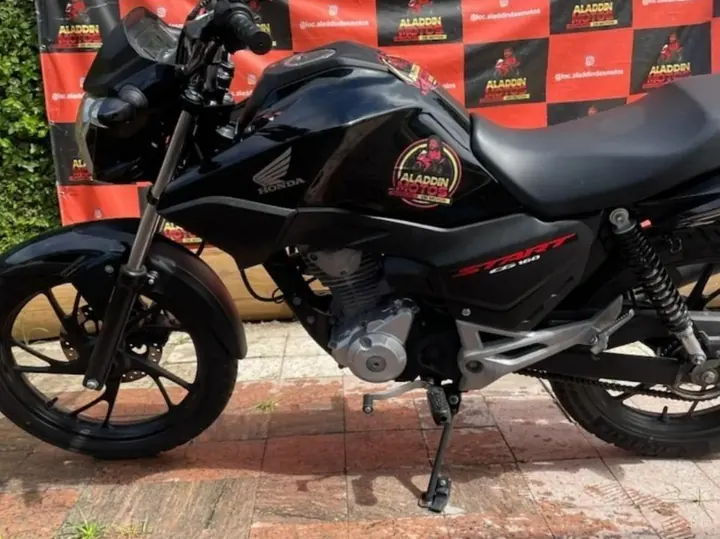Honda CG 160 Start 2026 preta com adesivo da Aladdin Motos no tanque
